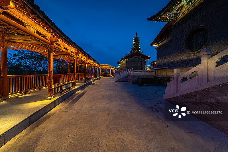 甘肃兰州城市地标白塔山寺庙建筑长廊夜景图片素材
