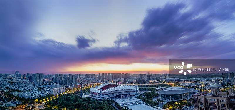 武汉经济技术开发区 体育馆附近的美丽晚霞图片素材