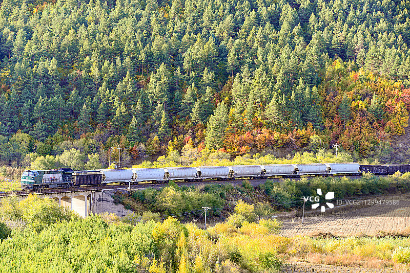 上行货运列车行驶在图佳线通天屯U型大弯道上图片素材