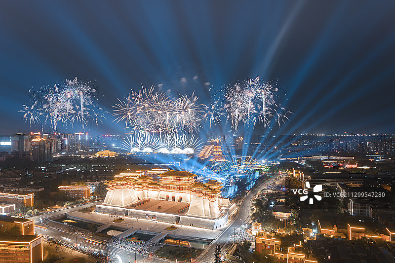 河南省洛阳市隋唐城应天门景区烟花灯光秀图片素材