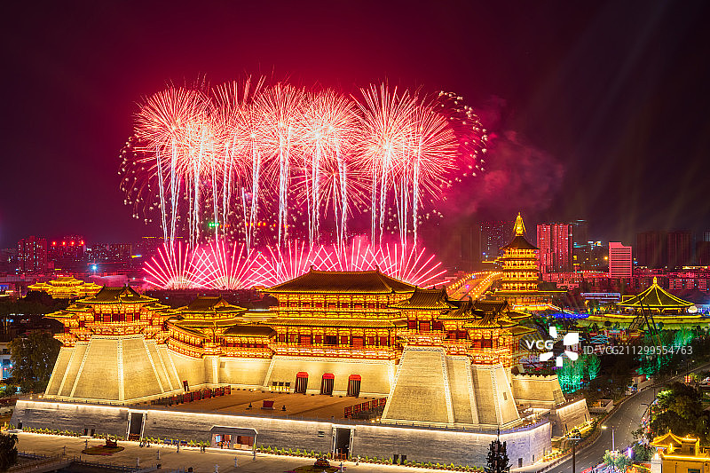 中国河南隋唐洛阳城紫微城正南门应天门中秋夜景烟花秀高视角图片素材