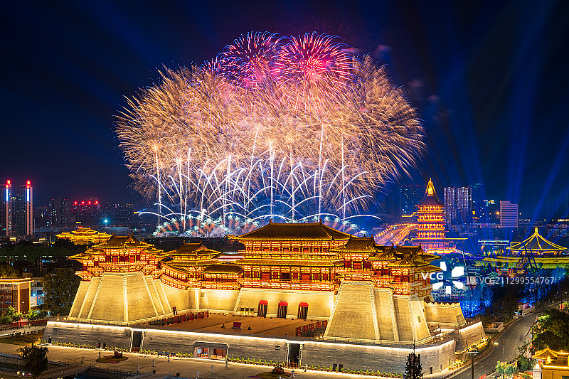 中国河南隋唐洛阳城紫微城正南门应天门中秋夜景烟花秀高视角图片素材