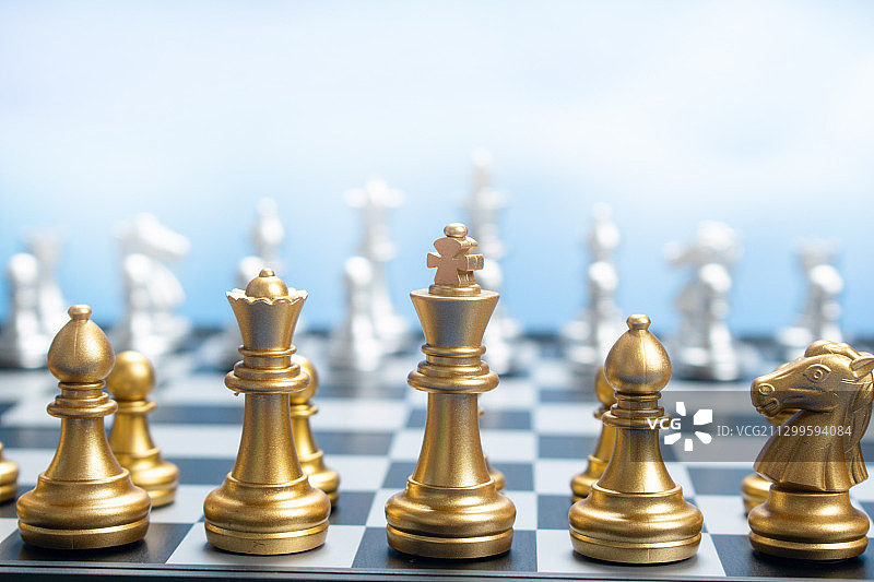 格子棋盘上的国际象棋准备战斗图片素材