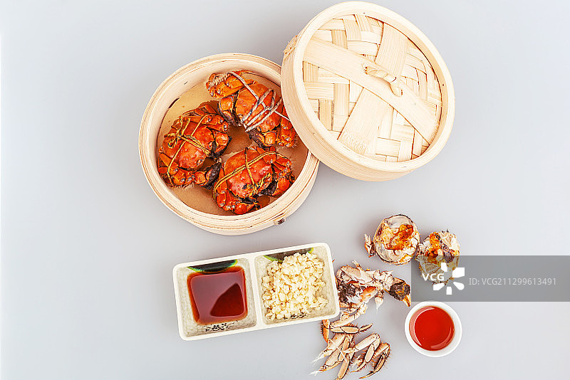 白色背景下吃螃蟹的场景图片素材