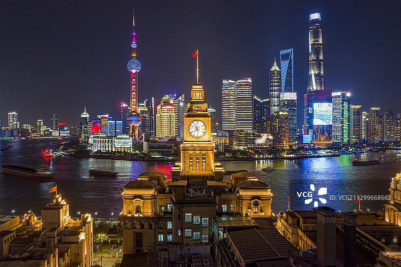 上海外滩海关大楼陆家嘴夜景高视角图片素材