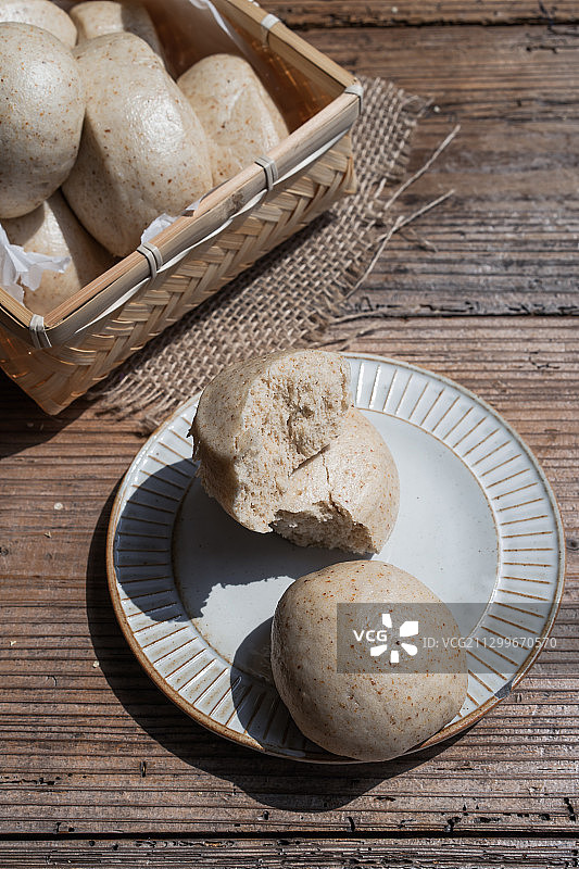 室内美食静物摄影餐桌灶台中式餐饮早餐馒头全麦人手图片素材