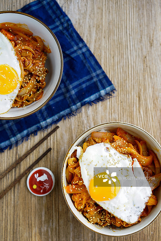 室内美食静物摄影中式餐饮中餐韩国料理煎蛋泡菜木头桌子餐布图片素材