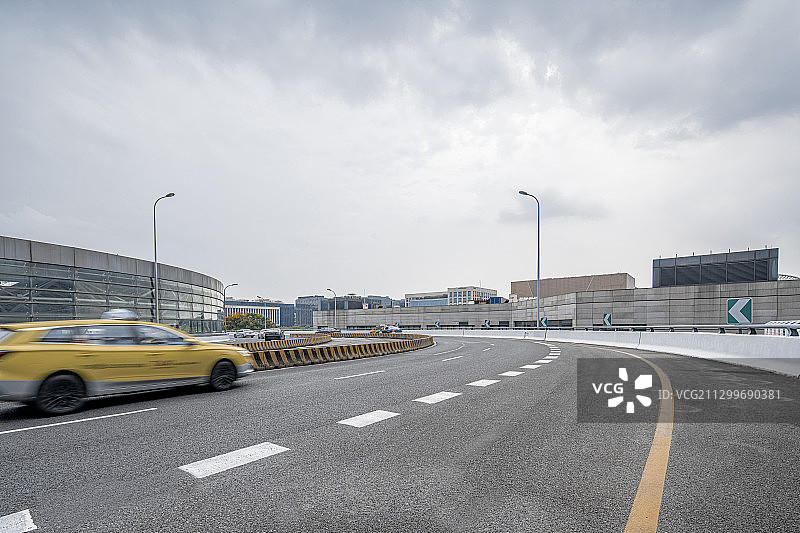 上海虹桥枢纽高铁铁路出发广场道路图片素材