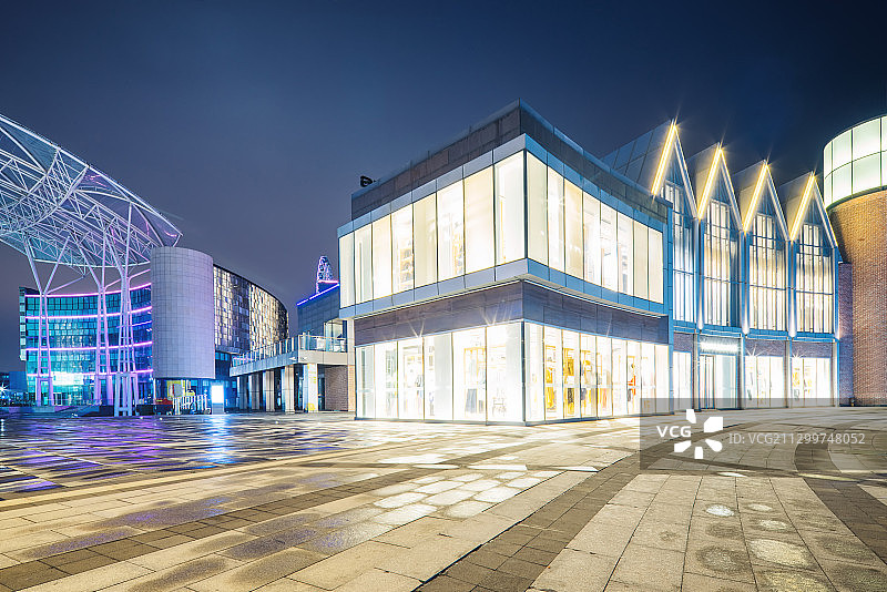 雨后的城市商业街图片素材