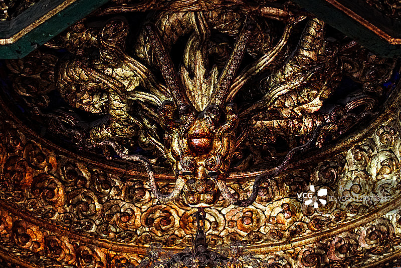 故宫养心殿里天花板藻井的蟠龙图片素材