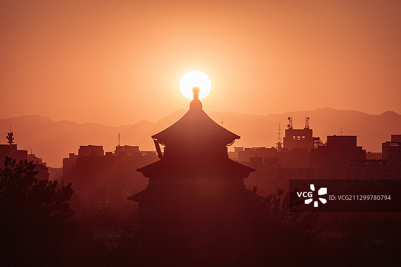 天坛祈年殿悬日图片素材