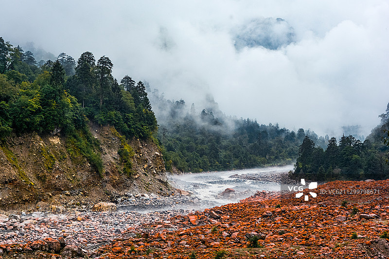 康定燕子沟景区的红石与迷雾图片素材
