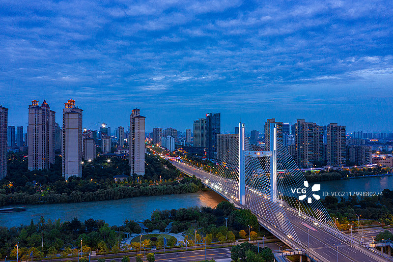 航拍苏州吴江盛泽舜湖大桥夜景图片素材