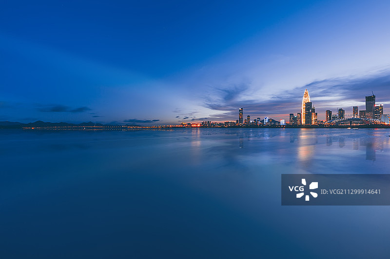 夜幕降临深圳湾，图左深圳湾跨海大桥过去就是香港图片素材