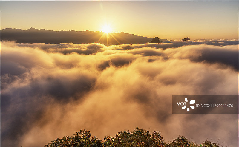 桂林阳朔大面山云海日出图片素材