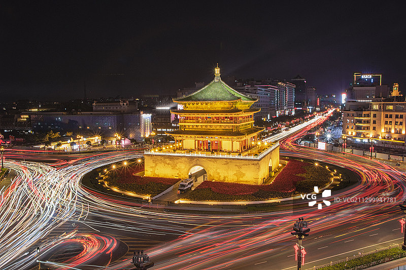 夜晚的西安钟楼车轨图片素材