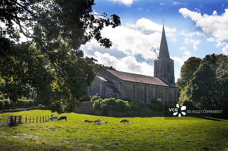 田园风光中的乡村教堂图片素材