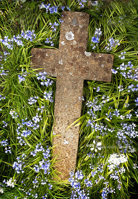 雕刻石墓十字架图片素材