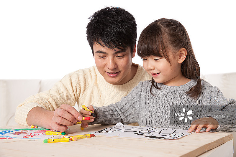父亲指导女孩绘画图片素材