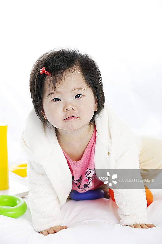 小女孩在床上嬉闹图片素材