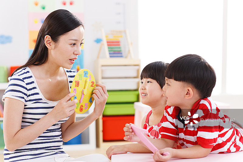 幼儿园里教师在为儿童上课图片素材