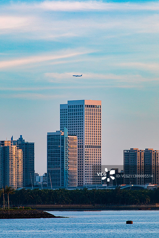 飞机飞越大厦楼顶图片素材