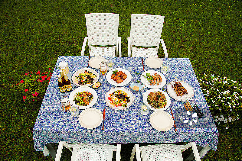 草坪上的野餐餐桌图片素材