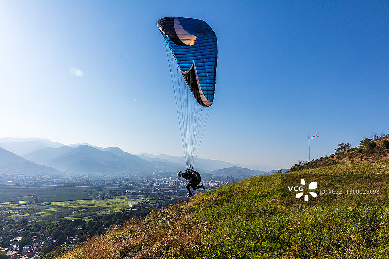 云南省元江哈尼族彝族傣族自治县滑翔伞运动图片素材