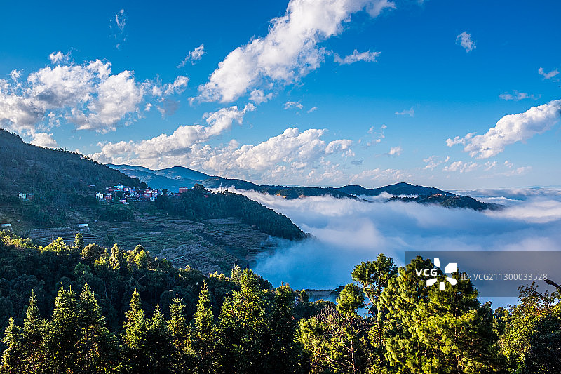 云南省元江哈尼族彝族傣族自治县哀牢山云海图片素材