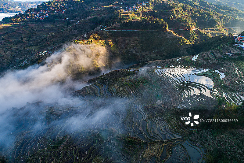 云南省元江哈尼族彝族傣族自治县哀牢山云海梯田图片素材