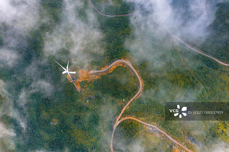 航拍群山里白云下的风车图片素材