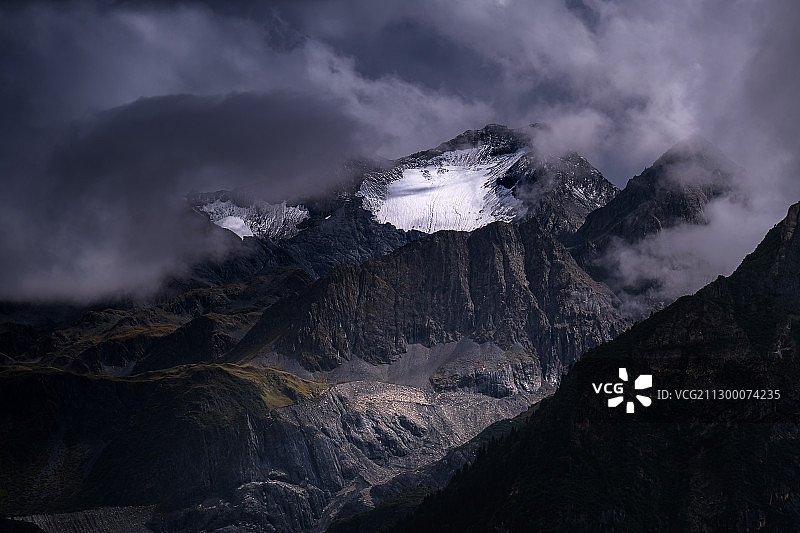 暴风雨前的雀儿山图片素材