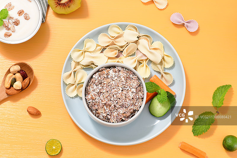 黑麦片与蝴蝶面图片素材