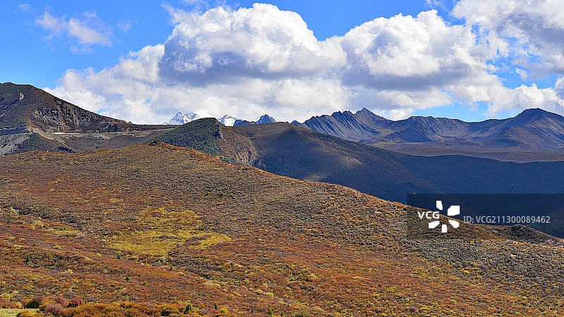 深秋的色彩，九寨沟-黄龙旅途；川主寺往黄龙方向，翻越雪山垭口图片素材