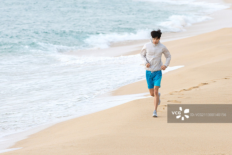 男人在海滩晨跑图片素材