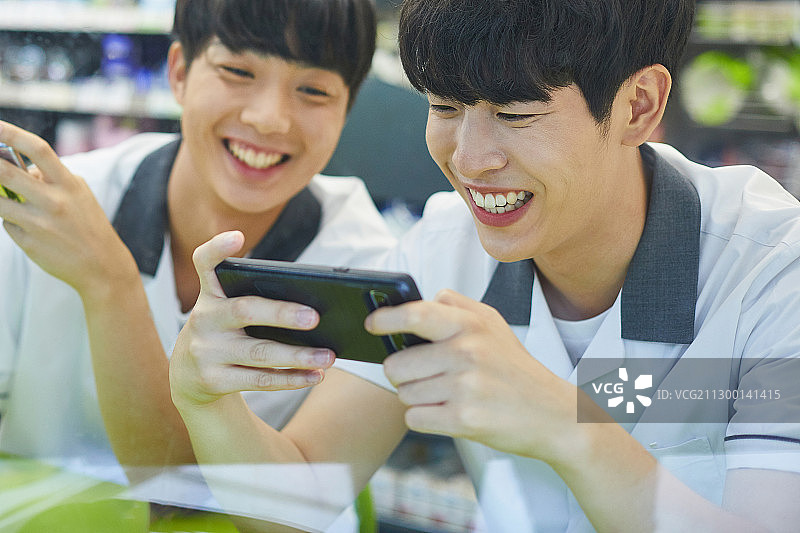 学生、朋友、智能手机、手机、便利店图片素材