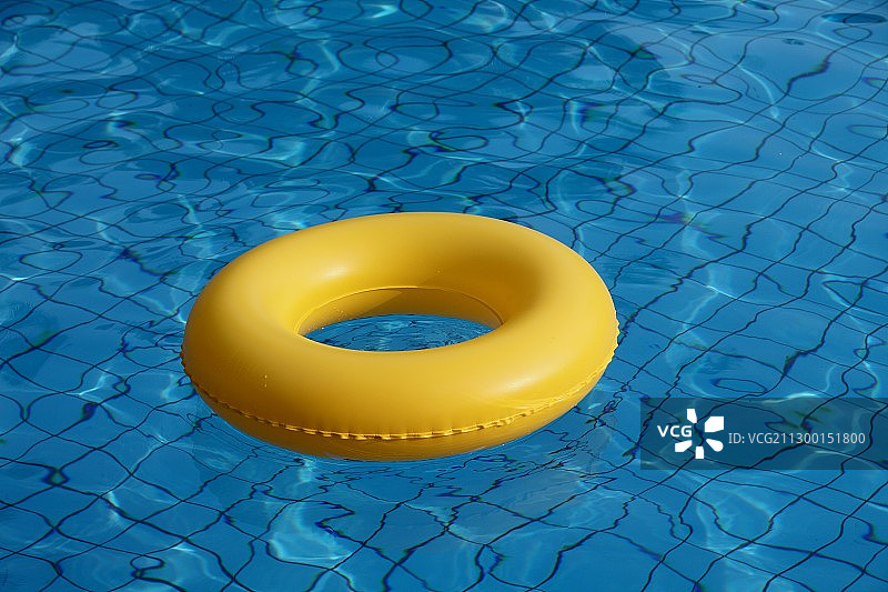 黄色游泳圈图片素材