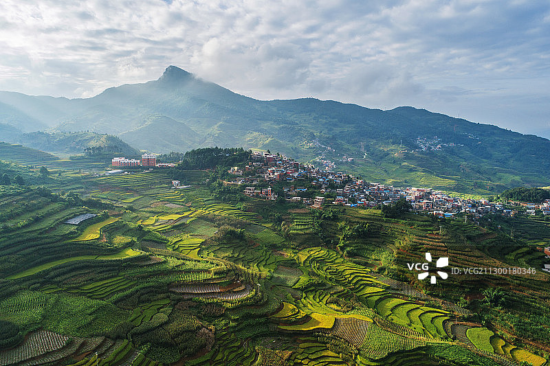 云南省玉溪市元江哈尼族彝族傣族自治县哀牢山梯田山寨图片素材