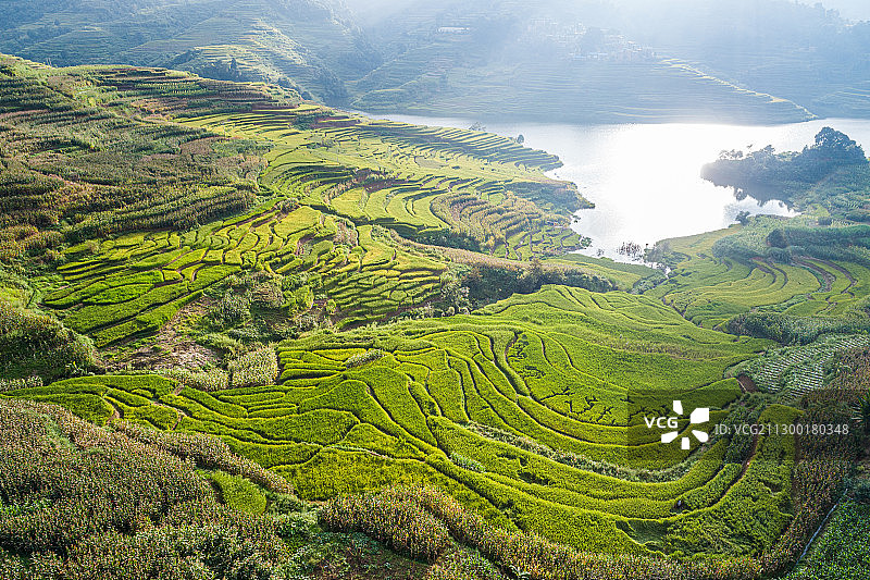 云南省玉溪市元江哈尼族彝族傣族自治县哀牢山梯田山寨图片素材