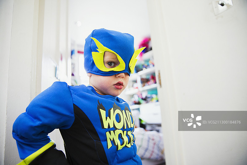 穿着超级英雄服装的男孩图片素材