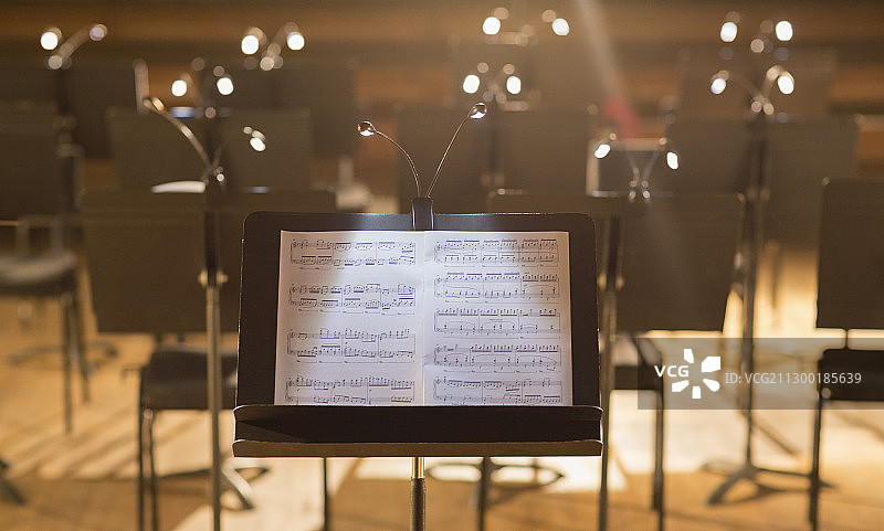 谱架上的乐谱图片素材