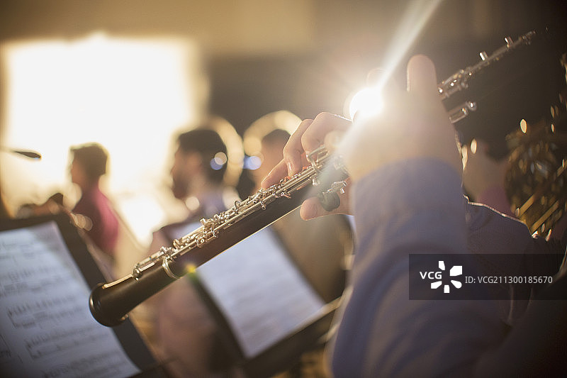 演奏双簧管的男人图片素材