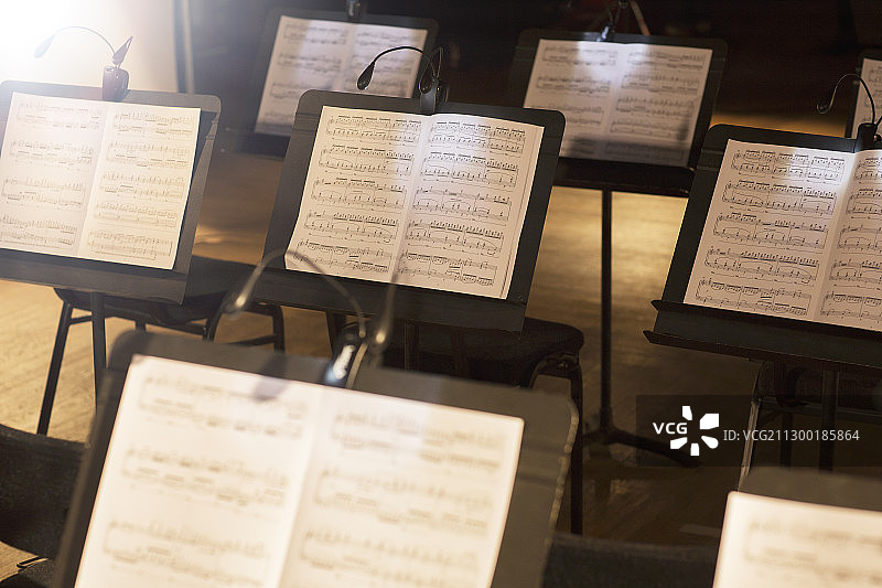 谱架上的乐谱图片素材
