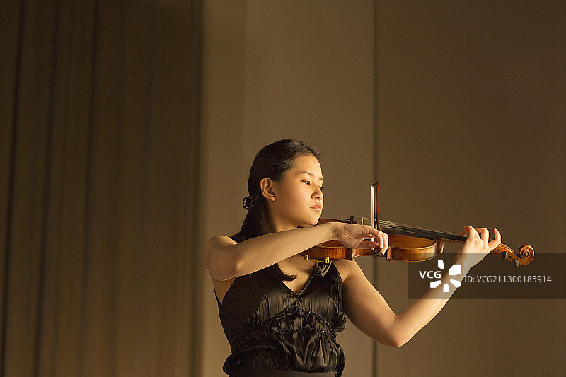 演奏小提琴的人图片素材
