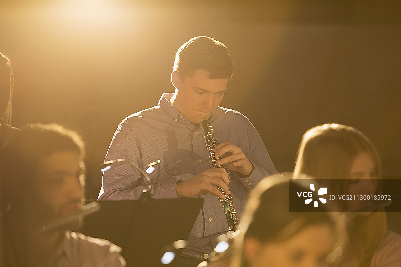 在管弦乐队中演奏的双簧管演奏者图片素材