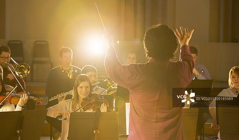指挥家带领乐团图片素材