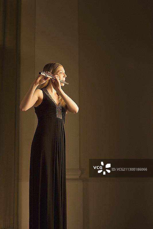 舞台上的长笛演奏者图片素材