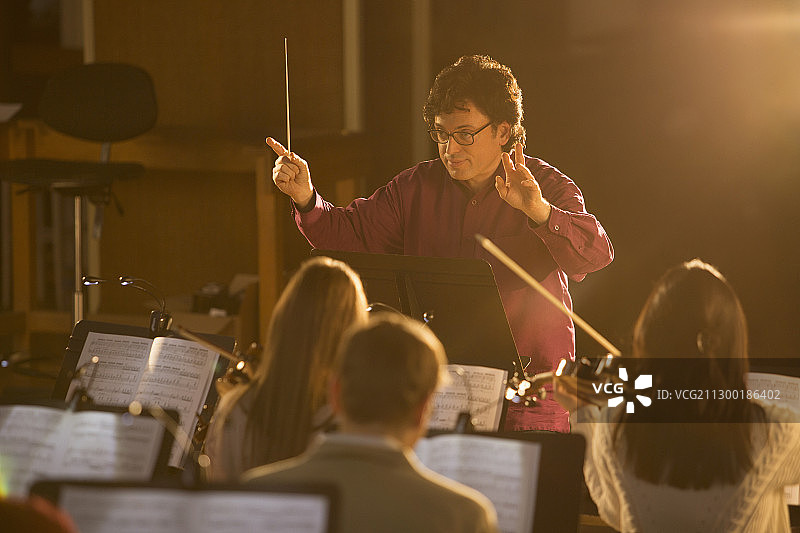 指挥家带领乐团图片素材