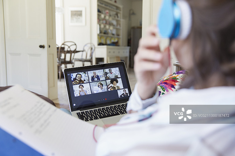 同事们在笔记本电脑屏幕上进行视频聊天图片素材