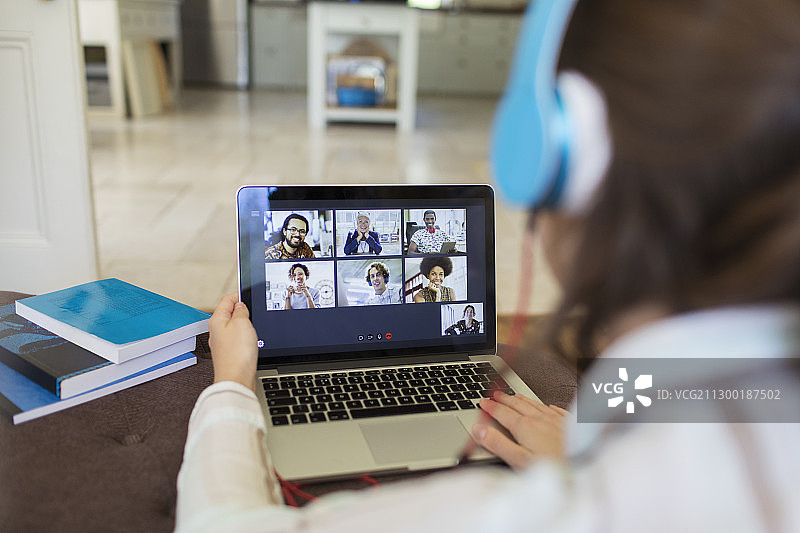 同事们在笔记本电脑屏幕上进行视频聊天图片素材